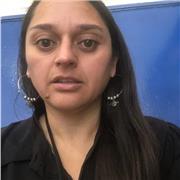 Profesor de educacion diferencial con apoyo en diferentes asignaturas, entregando diferentes estrategias